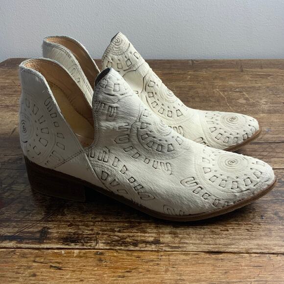 Kaanas Shoes - Kaanas Ivory Ankle Boots with Brown Detailing